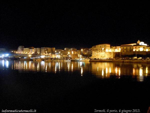 Il porto in una notte di giugno.