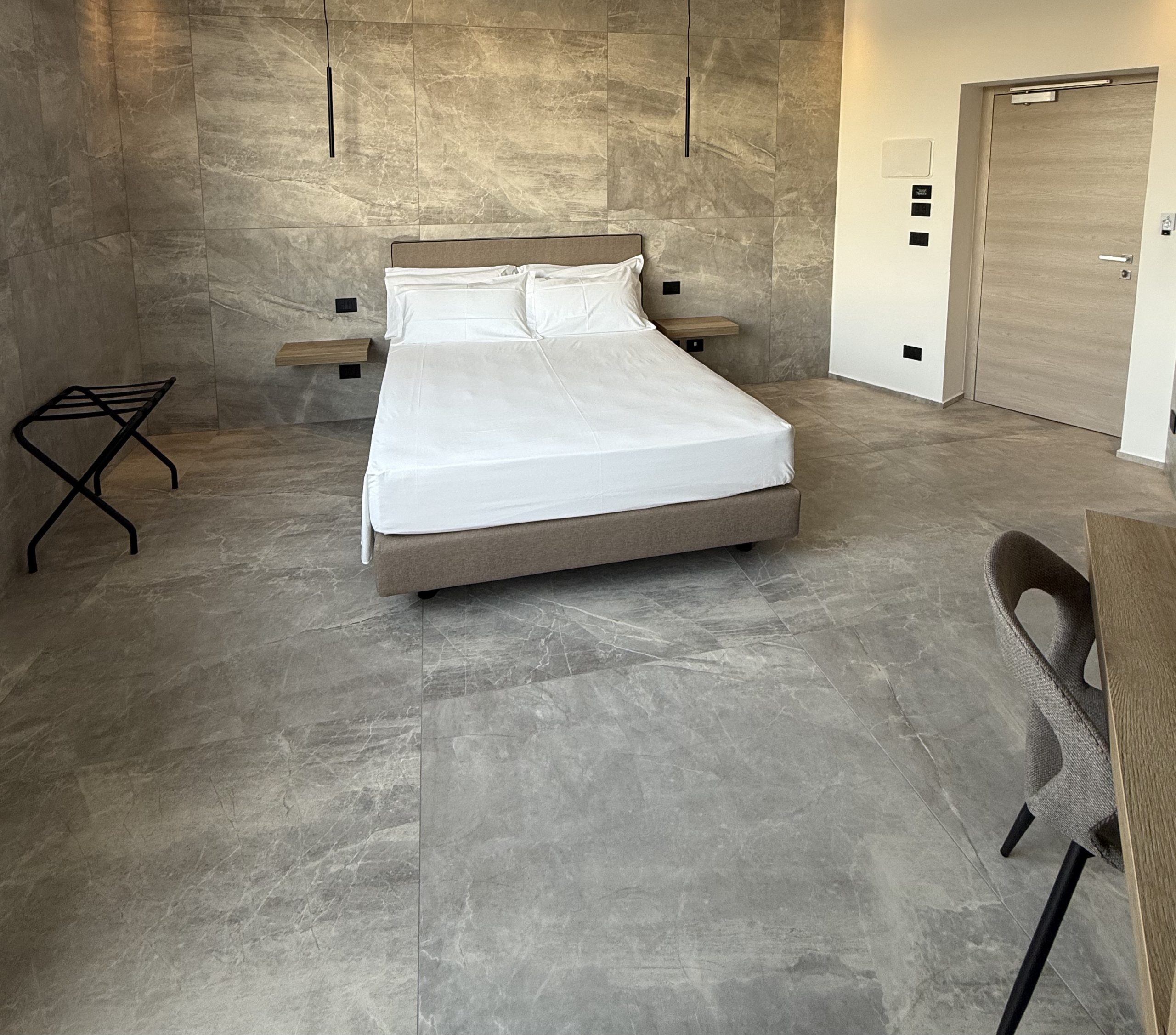 https://www.hotelcoronatermoli.it/wp-content/uploads/2026/10/matrimoniale-scaled.jpg