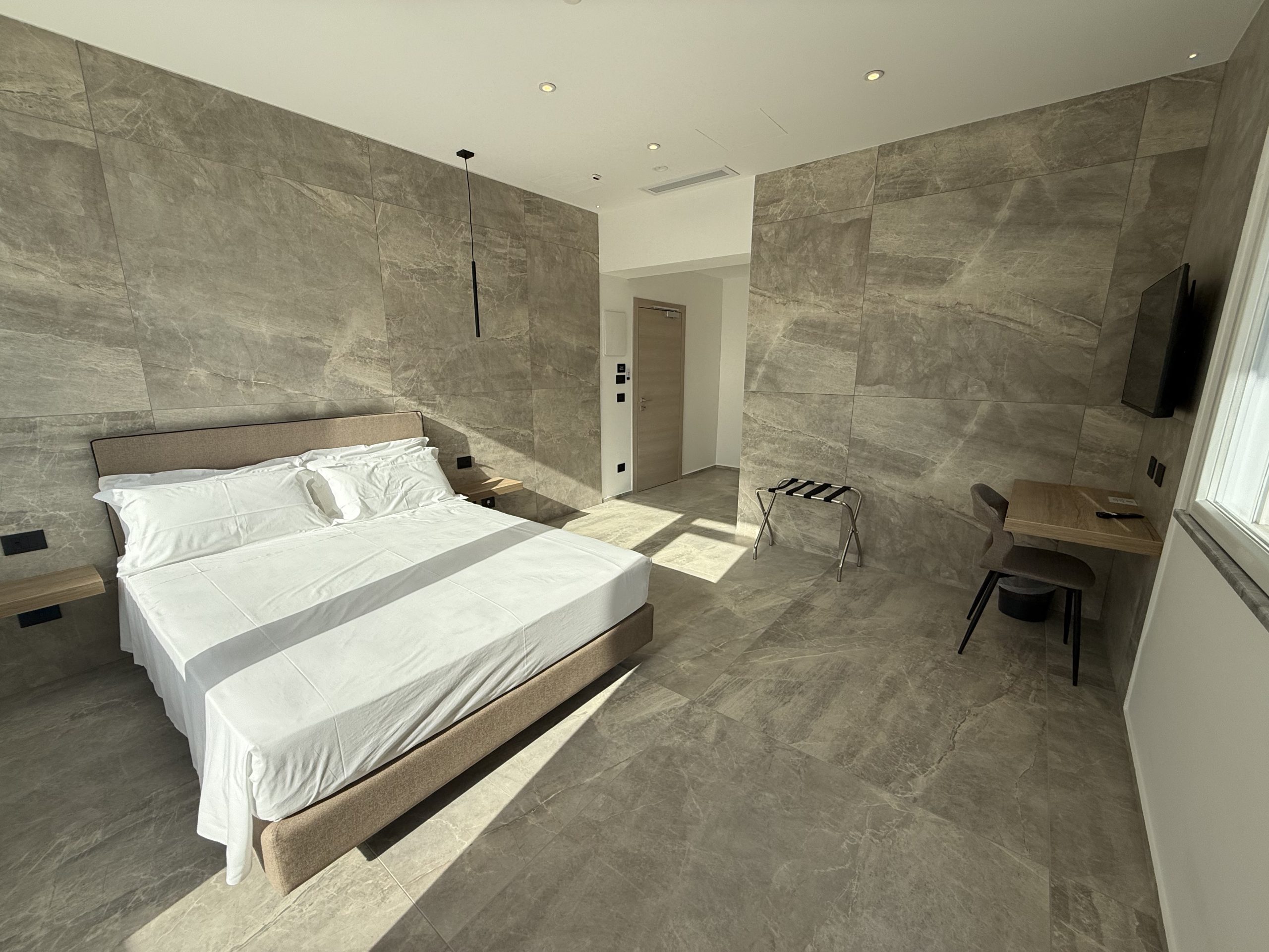 https://www.hotelcoronatermoli.it/wp-content/uploads/2026/10/matrimonialeampia-scaled.jpg